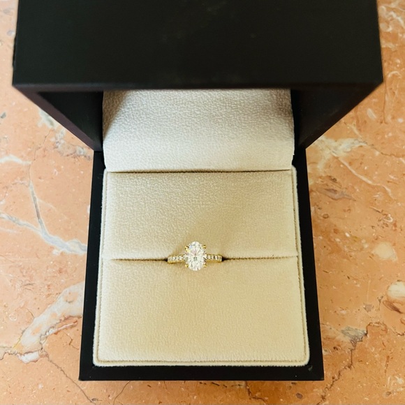 18 karat Engagement ring with 2 ct moissanite, set with brilliant cut diamonds - Picture 3 of 3